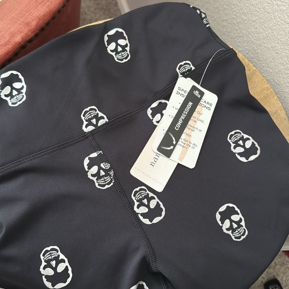 NANETTE LEPORE PLAY- Compression Skull-Print 7/8 Leggings, NWT - Picture 4 of 7